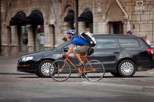 Bicycle+messenger+vs+car+in+Helsinki+106381